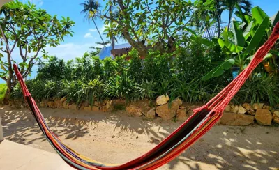 Camera matrimoniale con vista sulla piscina — Islandlife Bungalows